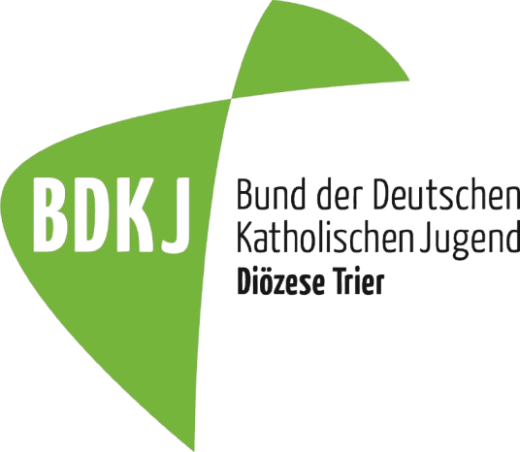 Das Bild zeigt das Logo des BDKJ Trier. Man sieht ein großes und kleines grünes Segel. Im großen Segel steht BDKJ und man sieht die Silhouette der Porta Nigra.