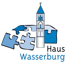 Das Bild zeigt das Logo des Haus Wasserburg. Man sieht eine Kirche in Puzzelteilen und den Schriftzug Haus Wasserburg.